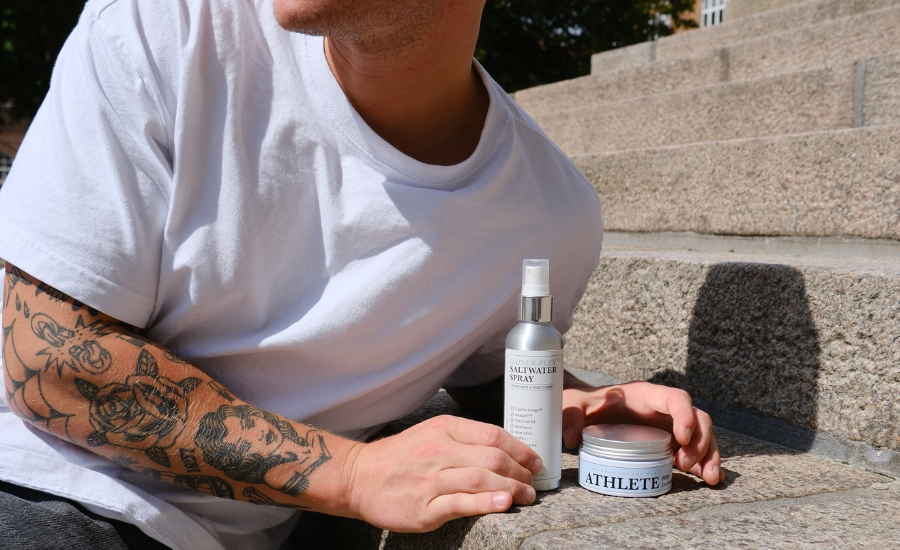 Ung mand med tagrende hår, stylet med volumen og hold med GainerHair produkter