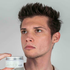 Gainer Wax™ kombinerer et stærkt mat hold og ekstrem volume, med naturlige ingredienser. Formlen er beriget med SeaRenew™ - et mikroalgeekstrakt der styrker hårvækst.