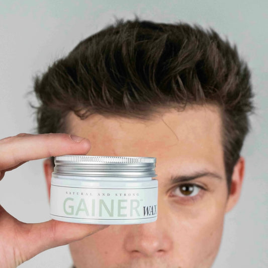 Gainer Wax™ er det vi kalder en volume wax, og er en helt ny type hårvoks, som fokuserer på at give mere fylde i håret, helt uden at fedte. Den er utroligt let i håret og på samme tid fantastisk at style håret med.