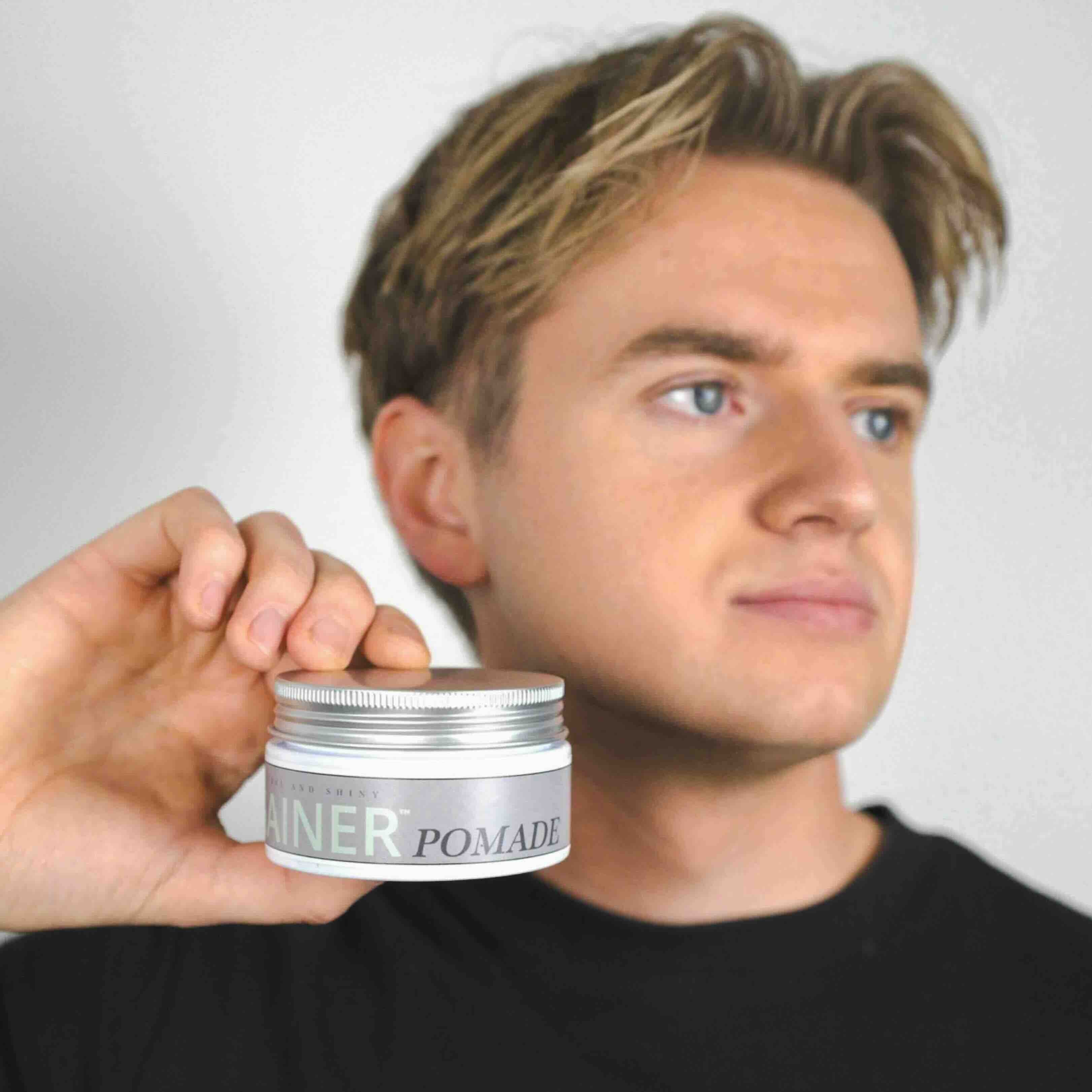 Gainer Pomade™ kombinerer et medium shiny look med naturlige ingredienser, der har dokumenteret effekt mod hårtab. Formlen, beriget med niacinamid(B3), jojobaolieekstrakt og økologisk rosmarin- og pebermynteolie, øger blodcirkulationen til hårsækkene, mens biotin og koffein styrker og forlænger hårets vækstfase. Den unikke vandbaserede sammensætning gør voksen let at skylle ud og forhindrer produktopbygning. Økologisk Aloe vera og økologisk glycerin fugter og plejer håret, og naturlige dufte giver en frisk 