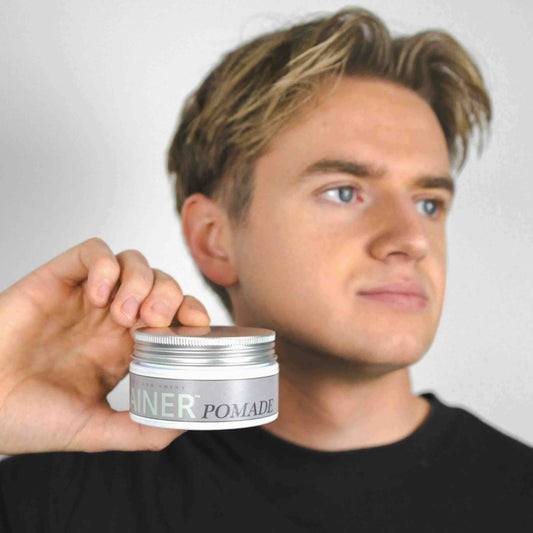 Gainer Pomade™ kombinerer et medium shiny look med naturlige ingredienser, der har dokumenteret effekt mod hårtab. Formlen, beriget med niacinamid(B3), jojobaolieekstrakt og økologisk rosmarin- og pebermynteolie, øger blodcirkulationen til hårsækkene, mens biotin og koffein styrker og forlænger hårets vækstfase. Den unikke vandbaserede sammensætning gør voksen let at skylle ud og forhindrer produktopbygning. Økologisk Aloe vera og økologisk glycerin fugter og plejer håret, og naturlige dufte giver en frisk 