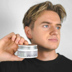 Gainer Pomade™ kombinerer et medium shiny look med naturlige ingredienser, der har dokumenteret effekt mod hårtab. Formlen, beriget med niacinamid(B3), jojobaolieekstrakt og økologisk rosmarin- og pebermynteolie, øger blodcirkulationen til hårsækkene, mens biotin og koffein styrker og forlænger hårets vækstfase. Den unikke vandbaserede sammensætning gør voksen let at skylle ud og forhindrer produktopbygning. Økologisk Aloe vera og økologisk glycerin fugter og plejer håret, og naturlige dufte giver en frisk 