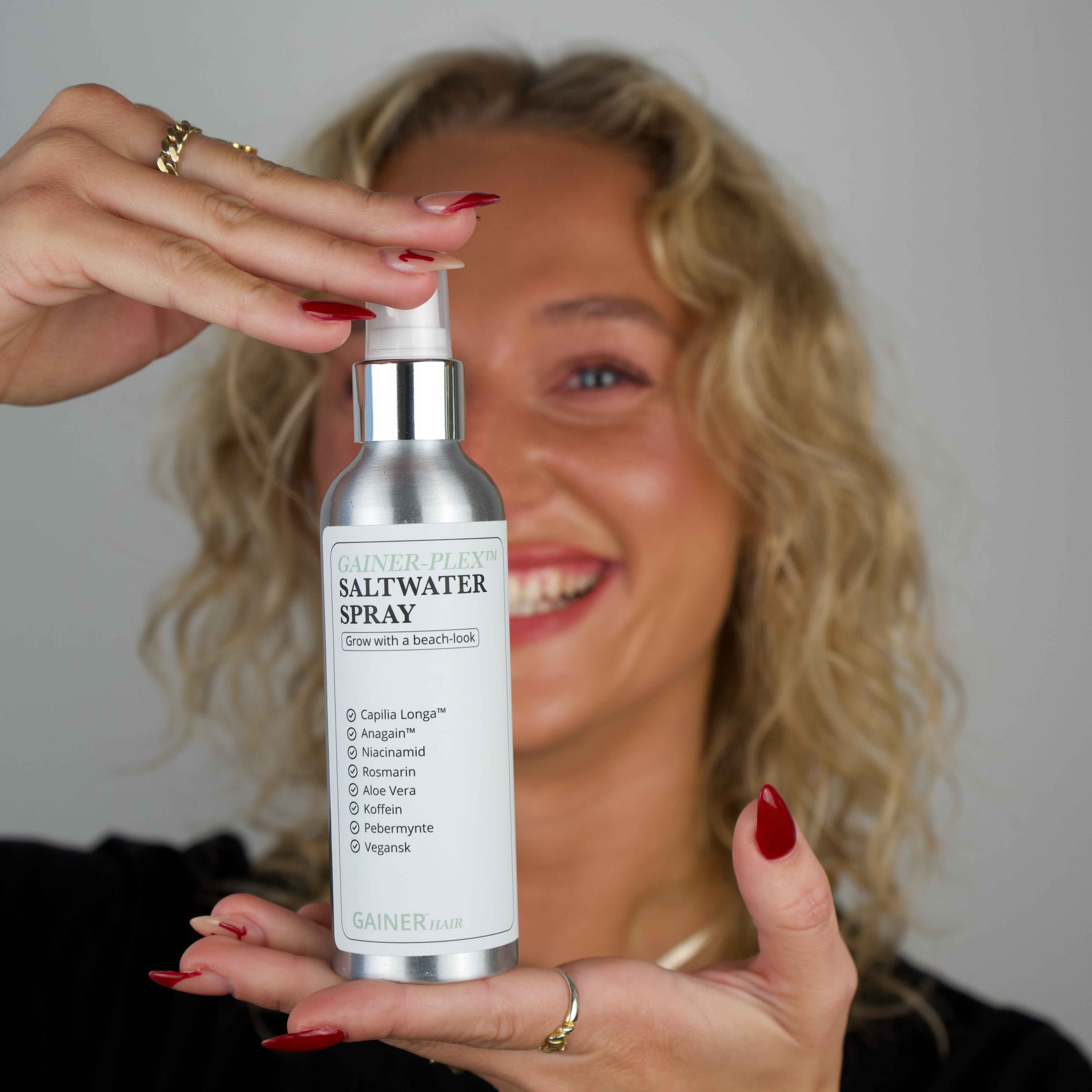 Gainer-Plex Saltwater Spray™ er din vej til naturligt tekstureret og fyldigt hår, uden at gå på kompromis med sundheden i hovedbunden og håret. Denne unikke spray kombinerer effekten af saltvandsbaseret styling med kraftfulde, naturlige ingredienser, der plejer og styrker håret. Formlen er beriget med økologisk aloe vera, niacinamid, koffein og økologisk rosmarin- og pebermynteolie, samt de avancerede ingredienser Capilia Longa™ og Anagain™, der specifikt kan fremme og styrke hårvækst. Sprayen giver ikke bl