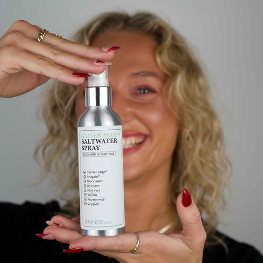 Gainer-Plex Saltwater Spray™ er din vej til naturligt tekstureret og fyldigt hår, uden at gå på kompromis med sundheden i hovedbunden og håret. Denne unikke spray kombinerer effekten af saltvandsbaseret styling med kraftfulde, naturlige ingredienser, der plejer og styrker håret. Formlen er beriget med økologisk aloe vera, niacinamid, koffein og økologisk rosmarin- og pebermynteolie, samt de avancerede ingredienser Capilia Longa™ og Anagain™, der specifikt kan fremme og styrke hårvækst. Sprayen giver ikke bl