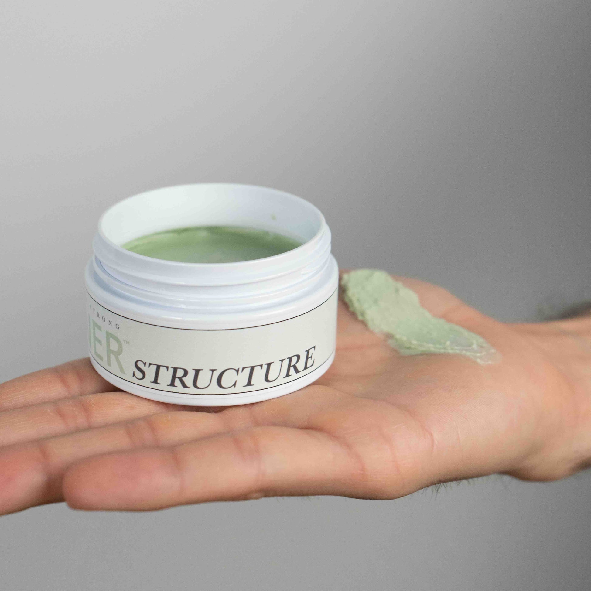 Gainer Structure™ giver et langvarigt, fleksibelt hold, der gør det let at restyle frisuren, når som helst i løbet af dagen. Den lette men kraftfulde hårvoks, giver et naturligt og poleret look, som ikke vejer håret ned eller gør det fedtet.
Formlen er beriget med SeaRenew™ - et mikroalgeekstrakt der styrker hårvækst. 