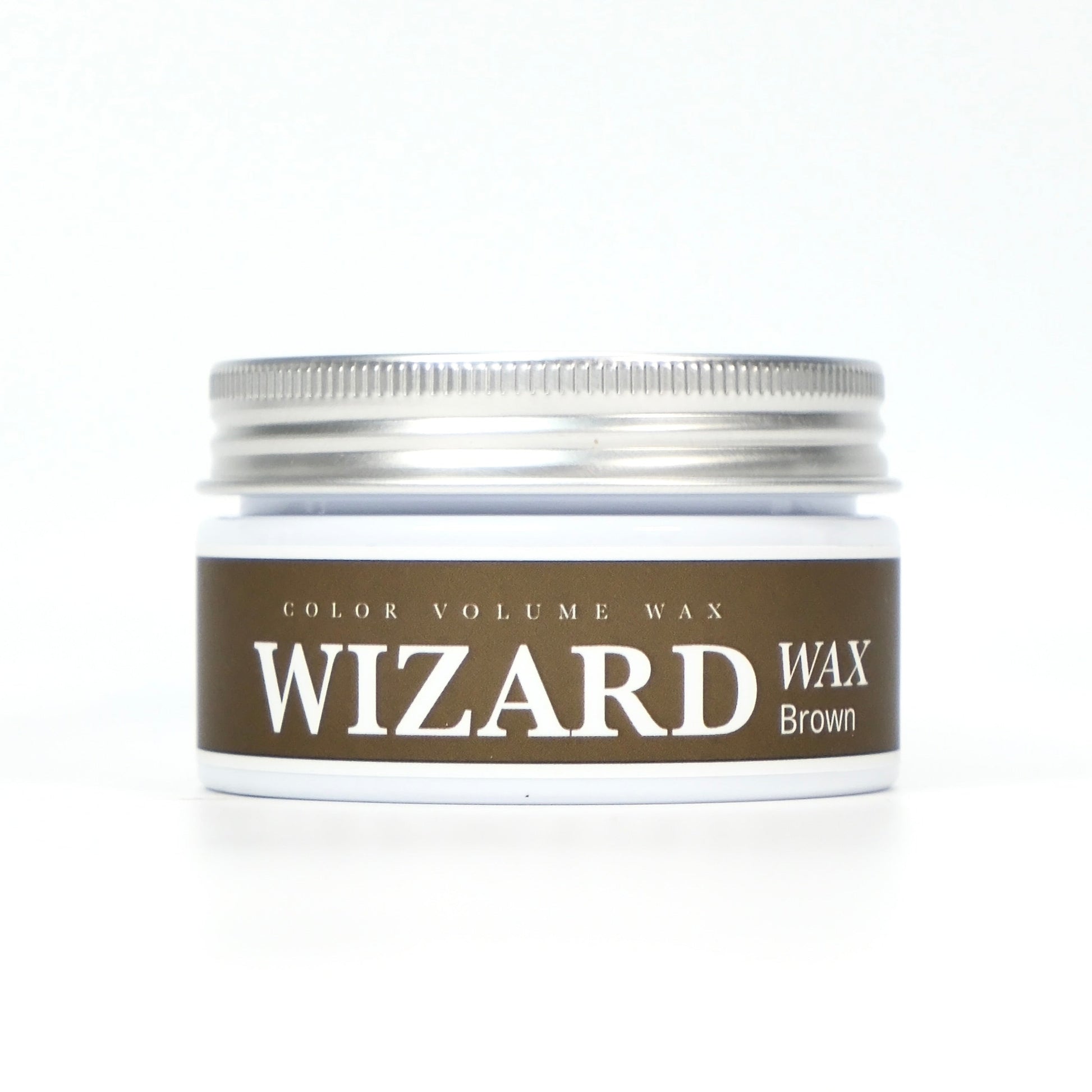 Wizard Wax™ Brown hårvoks – Farvet styling med videnskabelig præcision
GainerHair’s nye Wizard Wax er udviklet med en banebrydende formel, der kombinerer stærkt hold, naturlig pleje og avanceret farveteknologi. Ved hjælp af mikroniserede jernoxider tilfører voksen håret en dyb, levende farveeffekt. Pigmenterne reflekterer lyset på en måde, der får håret til at fremstå fyldigere, tættere og mere kraftfuldt – uden at tynge eller klæbe.