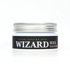 Wizard Wax™ Dark brown hårvoks – Farvet styling med videnskabelig præcision
GainerHair’s nye Wizard Wax er udviklet med en banebrydende formel, der kombinerer stærkt hold, naturlig pleje og avanceret farveteknologi.

Ved hjælp af mikroniserede jernoxider tilfører voksen håret en dyb, levende farveeffekt. Pigmenterne reflekterer lyset på en måde, der får håret til at fremstå fyldigere, tættere og mere kraftfuldt – uden at tynge eller klæbe.