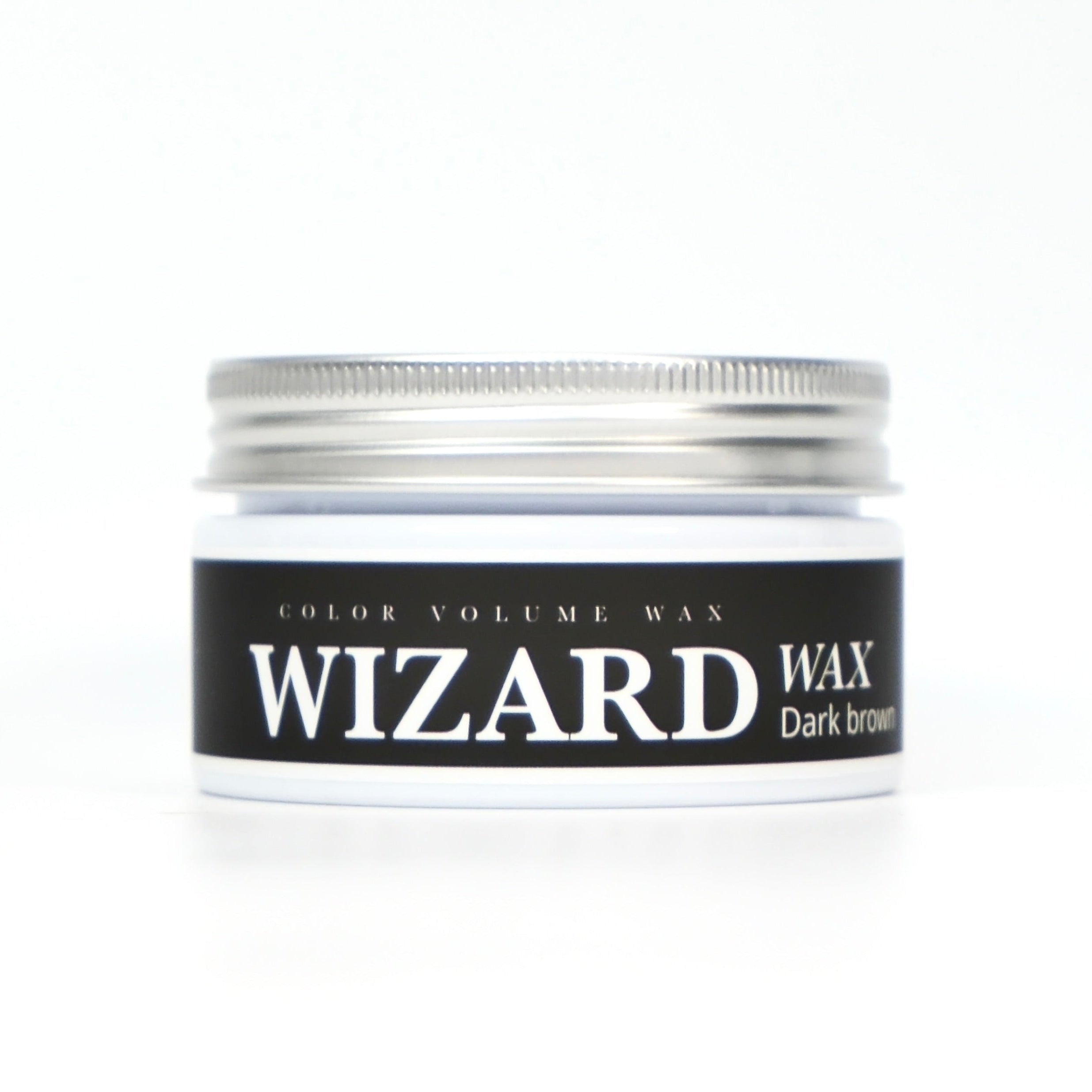 Wizard Wax™ Dark brown hårvoks – Farvet styling med videnskabelig præcision
GainerHair’s nye Wizard Wax er udviklet med en banebrydende formel, der kombinerer stærkt hold, naturlig pleje og avanceret farveteknologi.

Ved hjælp af mikroniserede jernoxider&nbsp;tilfører voksen håret en dyb, levende farveeffekt. Pigmenterne reflekterer lyset på en måde, der får håret til at fremstå fyldigere, tættere og mere kraftfuldt – uden at tynge eller klæbe.
